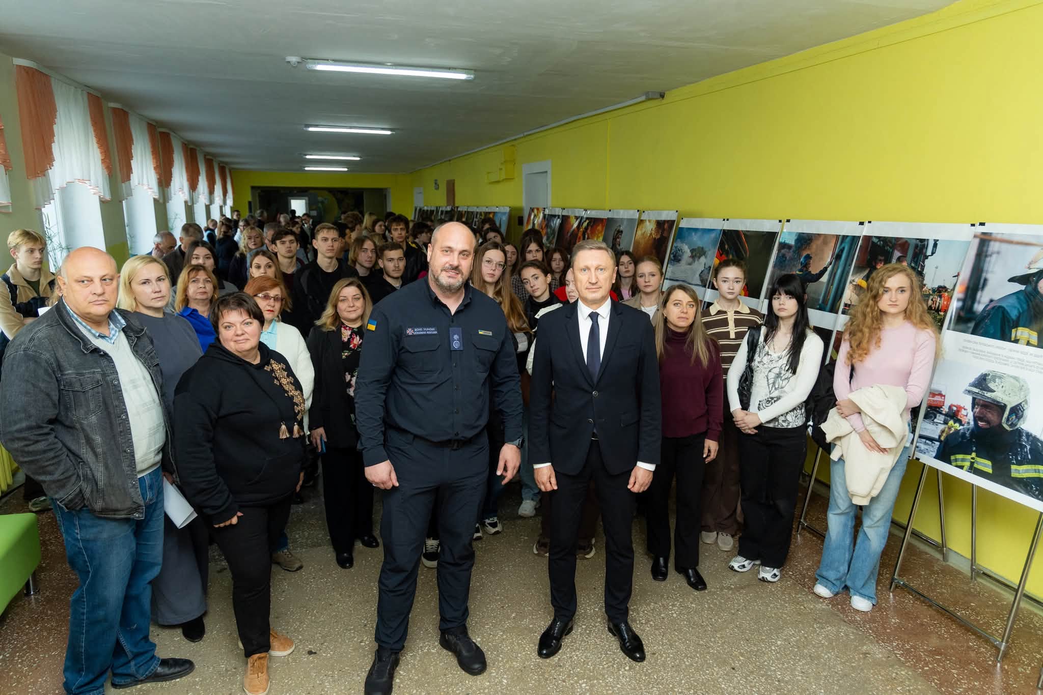 Відвага через об’єктив: у Полтавській політехніці презентували фотовиставку «Сміливі рятувати»